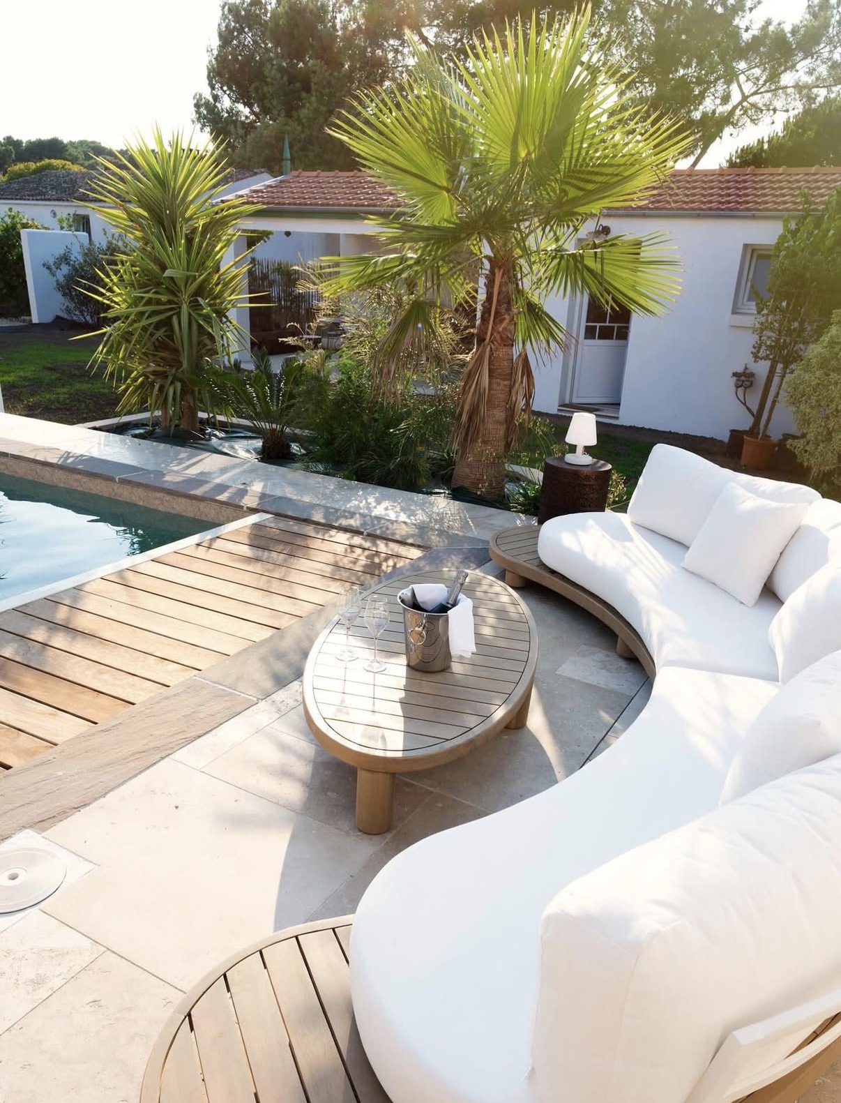 Terrasse avec salon extérieur et piscine, aménagement professionnel par Projection Déco